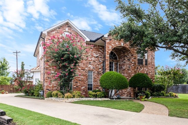 view of front of home with a front lawn