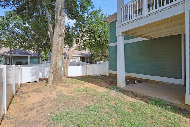 view of yard featuring a balcony