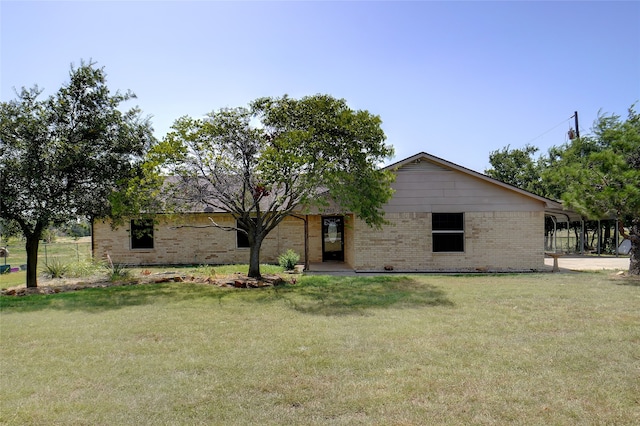 single story home featuring a front lawn