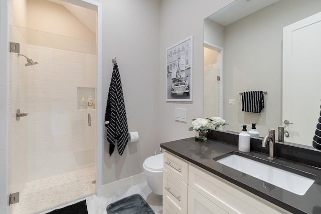 bathroom with vanity, toilet, vaulted ceiling, and an enclosed shower