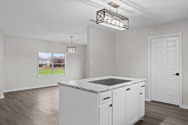 kitchen with visible vents, a chandelier, dark wood-type flooring, black electric cooktop, and white cabinetry