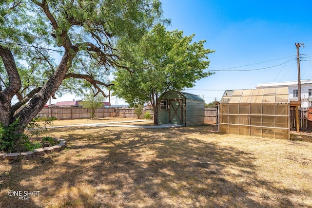 view of yard with a storage unit