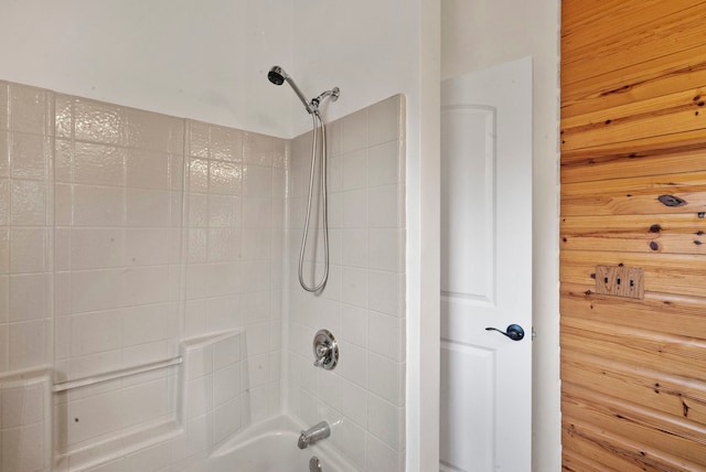 bathroom featuring tiled shower / bath