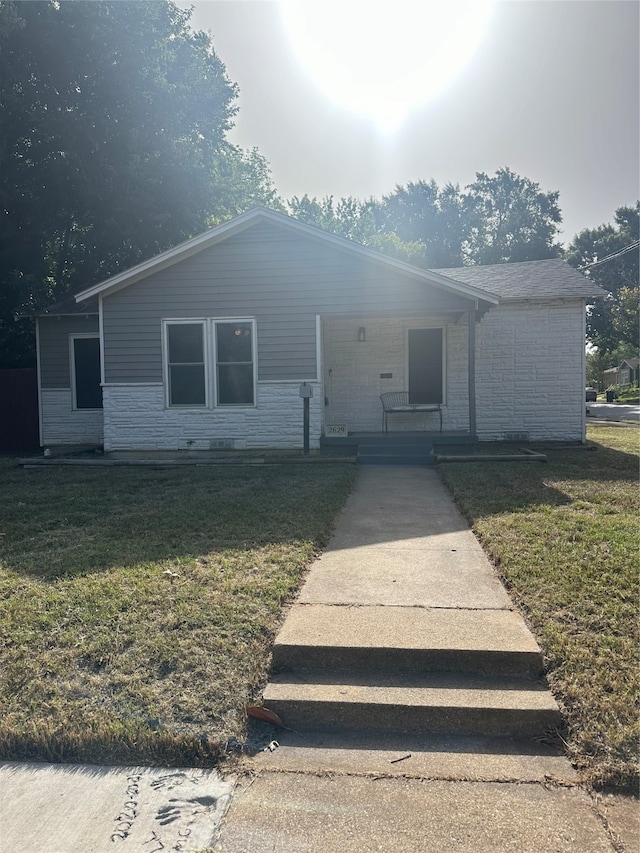 view of front of property featuring a front yard