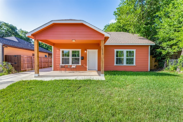 view of front of home featuring a front lawn