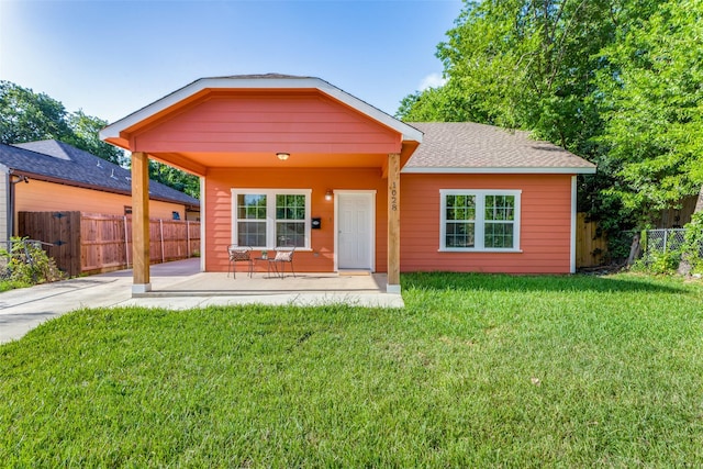 view of front facade featuring a front yard