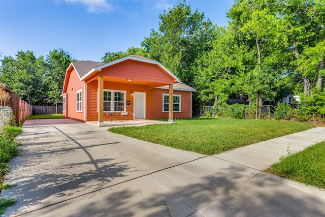 view of front of house with a front lawn