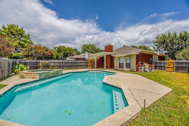 view of pool featuring an in ground hot tub and a yard