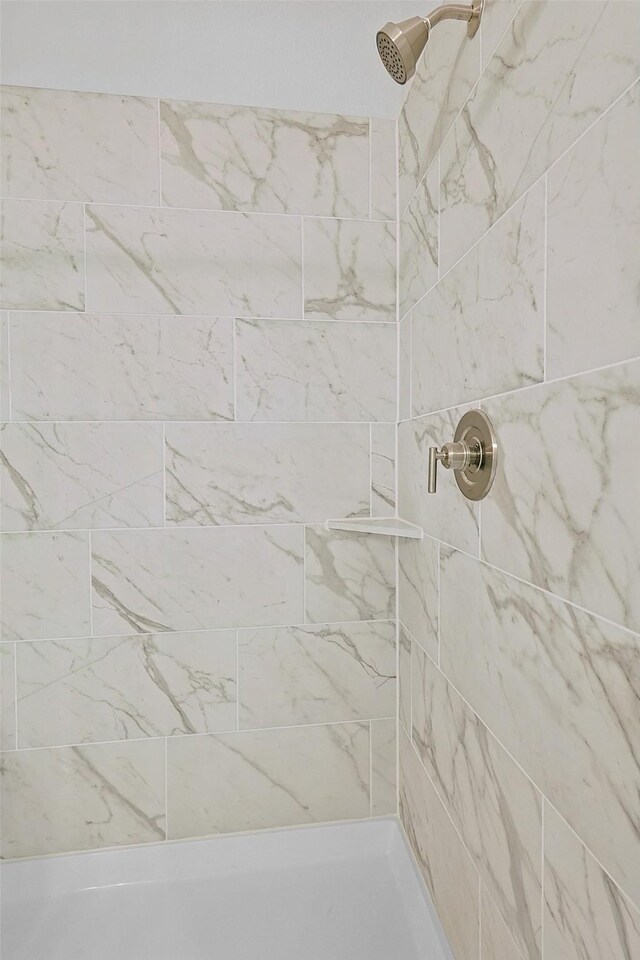 bathroom featuring a tile shower