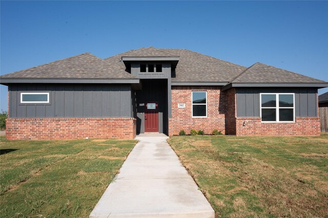 view of front of property with a front yard