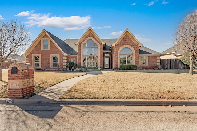 view of front of property featuring a front yard