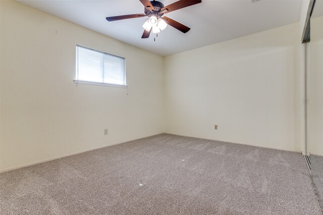 carpeted empty room featuring ceiling fan