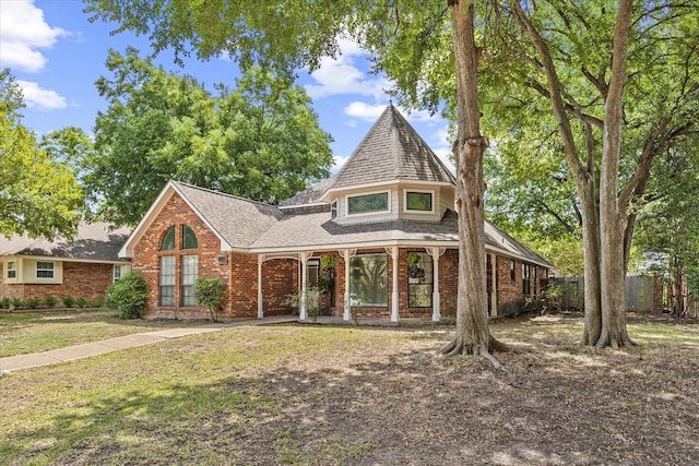 view of front facade featuring a front yard