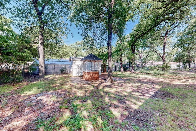 view of yard featuring an outbuilding