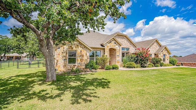 view of front facade featuring a front yard