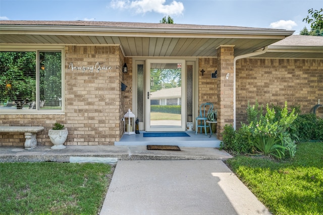 entrance to property featuring a porch