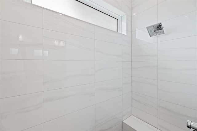 bathroom featuring a tile shower