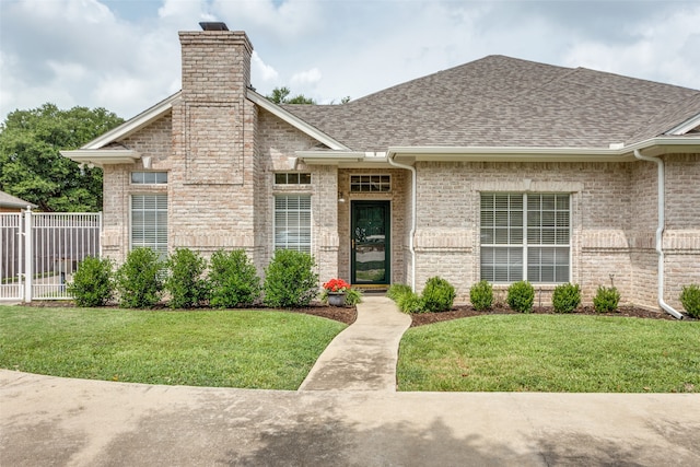 view of front of property featuring a front lawn