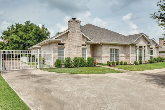 view of front facade featuring a front lawn