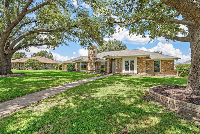 ranch-style house featuring a front yard