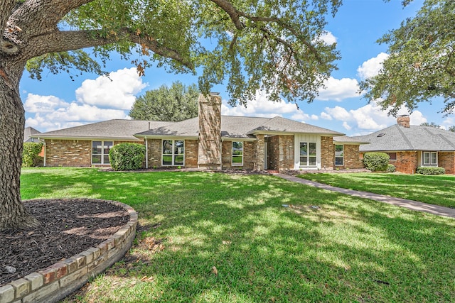 single story home with a front lawn