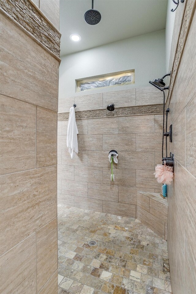 bathroom featuring tiled shower