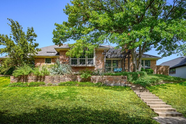 view of front of property featuring a front yard