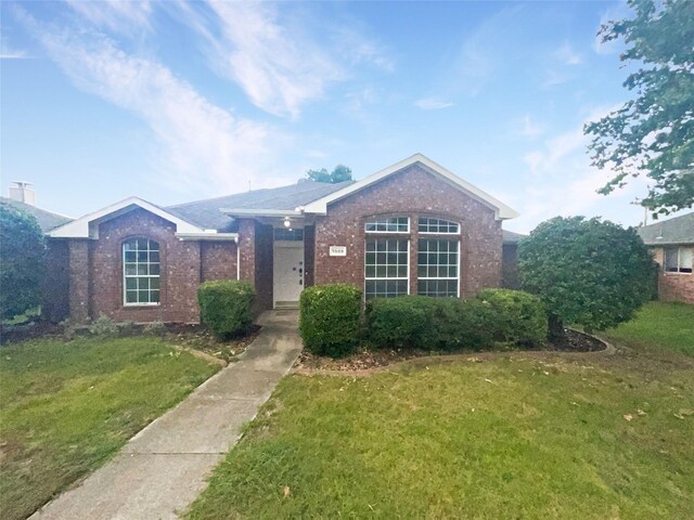 view of front of house with a front lawn