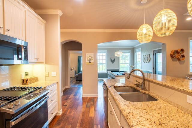 kitchen with stainless steel appliances, sink, crown molding, dark hardwood / wood-style floors, and white cabinetry