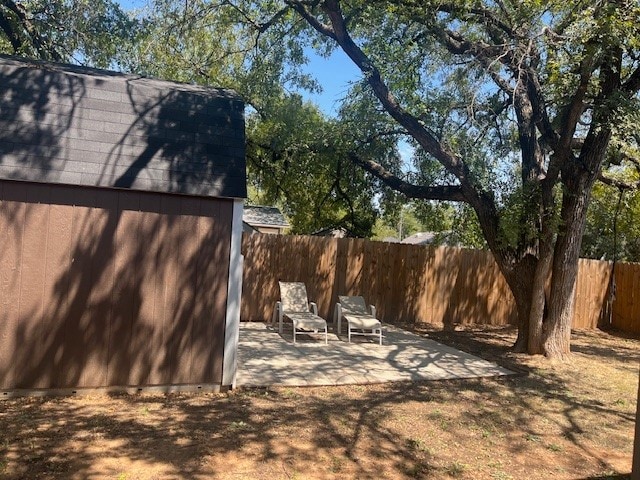 view of yard featuring a patio area