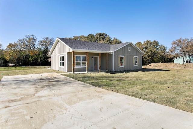 view of front of home featuring a front lawn