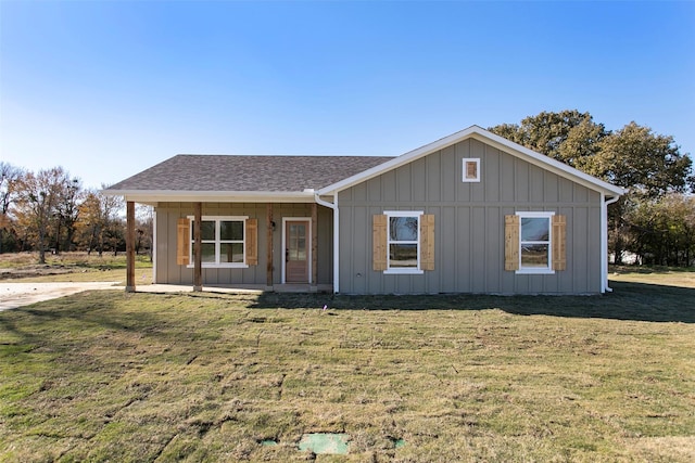 view of front of property featuring a front lawn