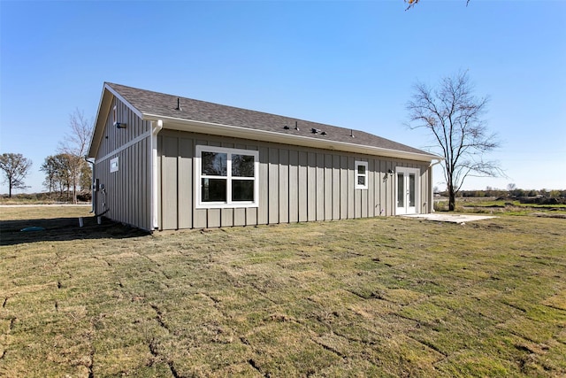 back of house featuring a lawn