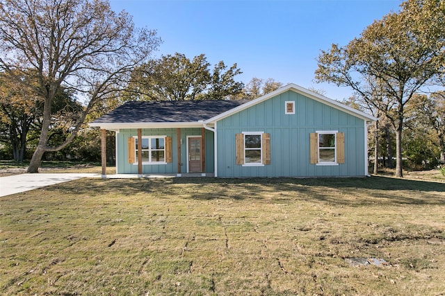 view of front facade with a front yard