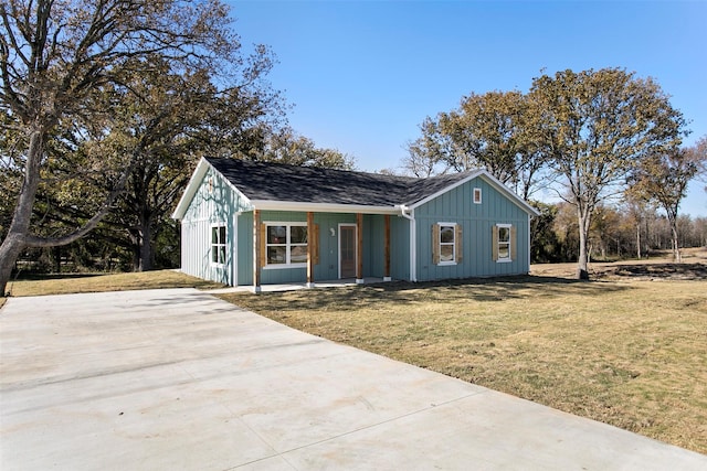 view of front facade featuring a front lawn