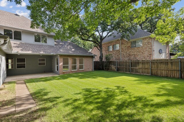 view of yard featuring a patio