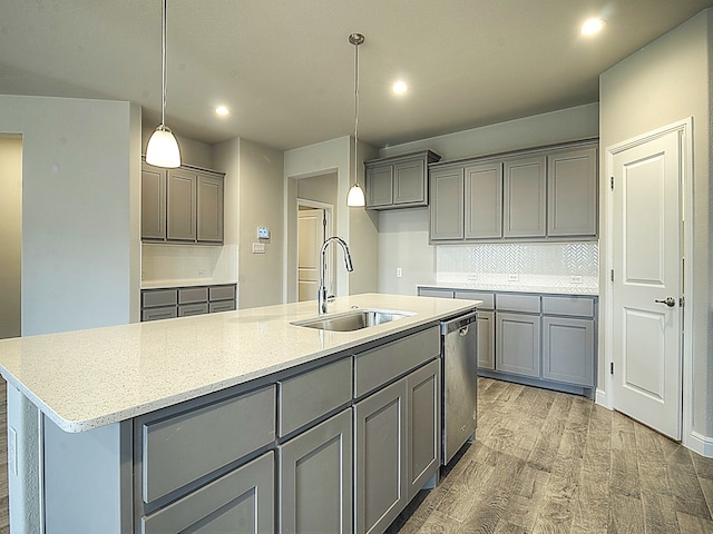 kitchen featuring gray cabinets, sink, light hardwood / wood-style flooring, and a kitchen island with sink