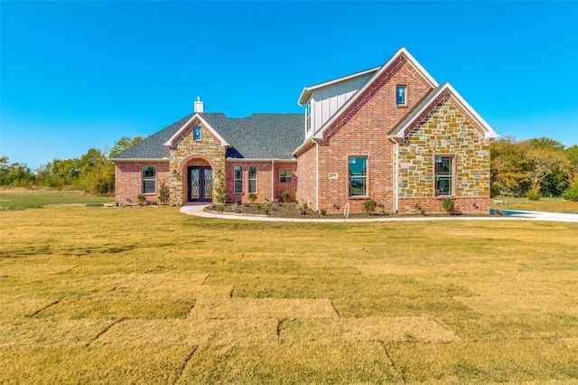 view of front facade featuring a front yard