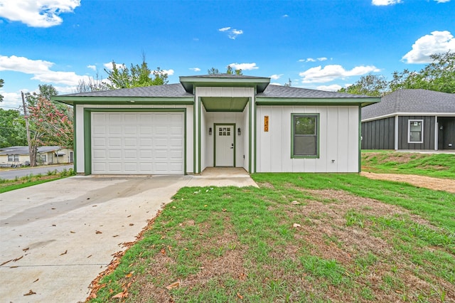 view of front facade with a garage and a front yard