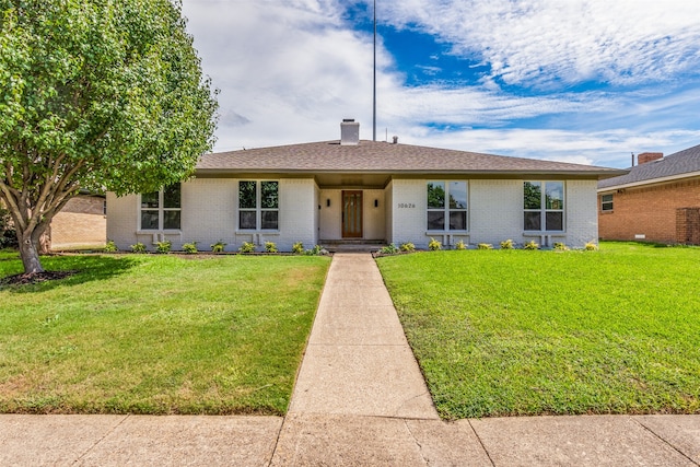 single story home with a front yard