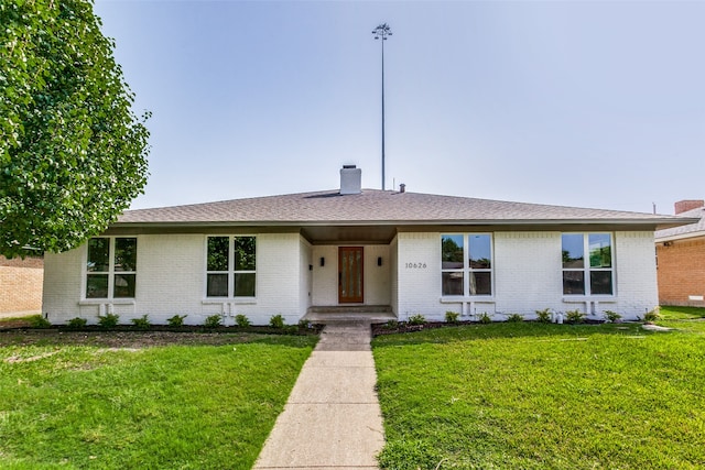 single story home featuring a front lawn