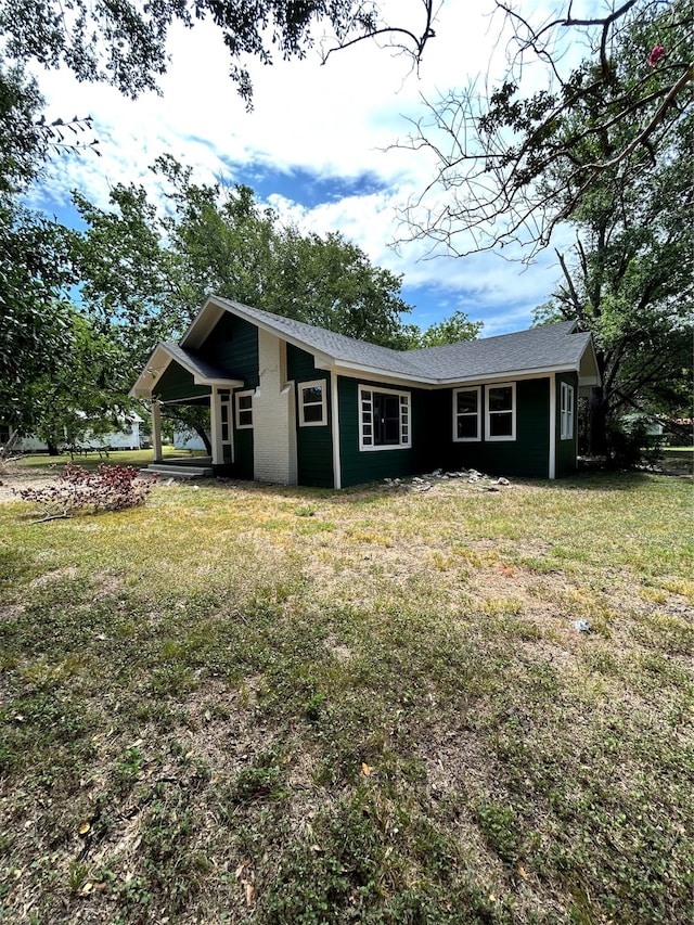 view of front of house with a front yard