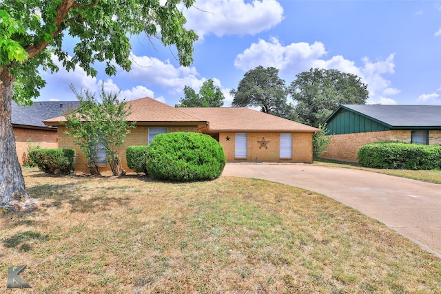 ranch-style house featuring a front lawn