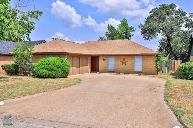 single story home with a front yard