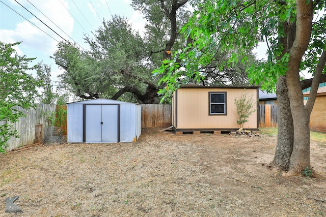 view of yard featuring a storage unit