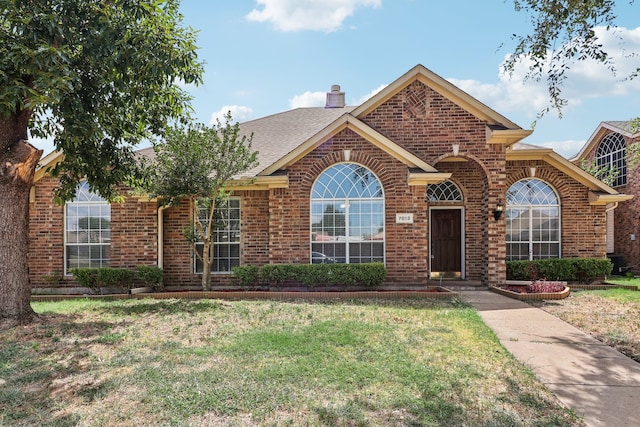 view of front of house with a front lawn