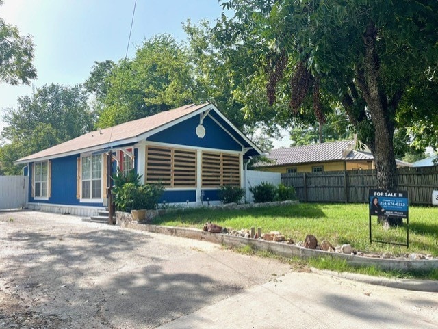 view of front facade with a front yard