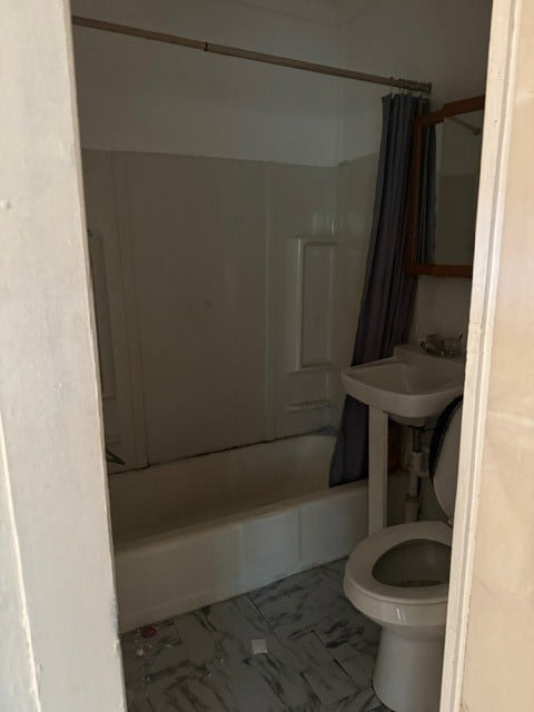 full bathroom featuring sink, toilet, tile patterned floors, and shower / bath combo