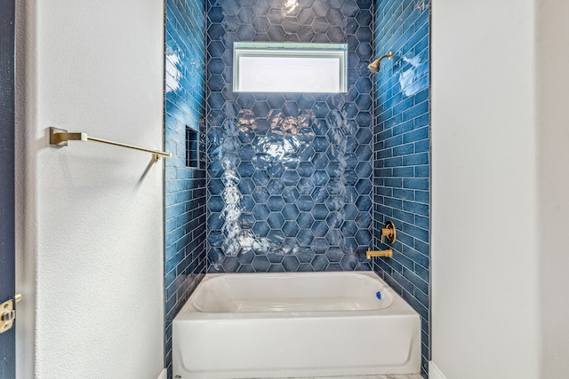 bathroom with tiled shower / bath combo