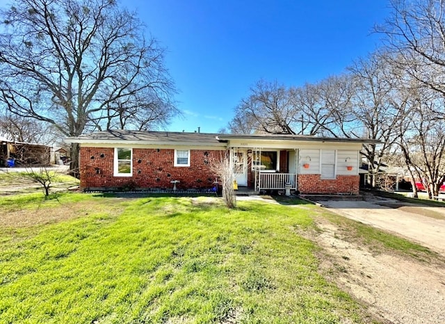 ranch-style house featuring a front lawn